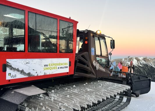 Máquina quita nieves en el pirinieu catalá